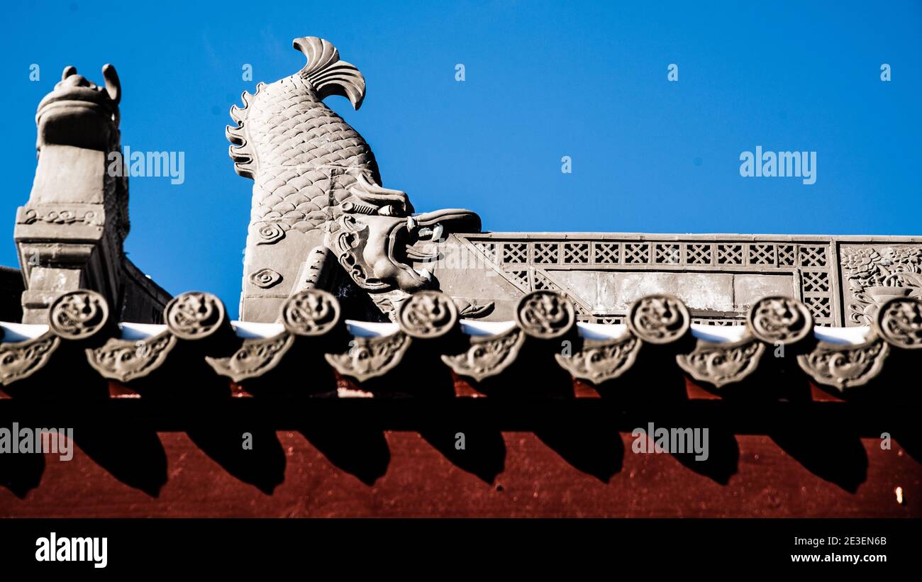 Montreal, Kanada - 5. Januar 2021: Filigrane Dekoration auf dem Pavillon im chinesischen Stil im Botanischen Garten von Montreal Stockfoto