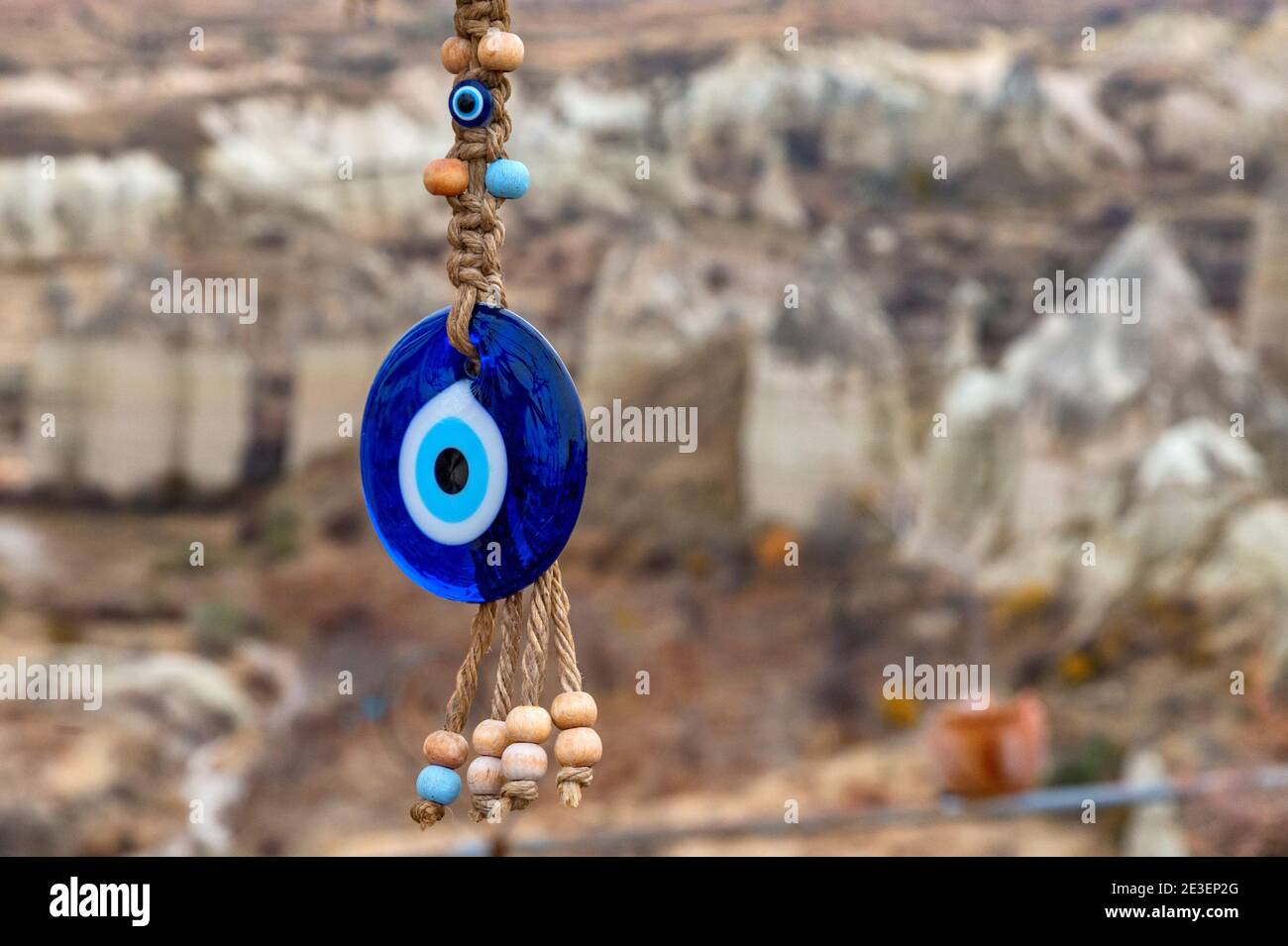 Nahaufnahme der bösen Augenperlen nazar boncuguor Auge von fatima hängen in Kappadokien, Nevsehir, Türkei. Es gibt nur Felsen im Rücken. Selektiver FOC Stockfoto