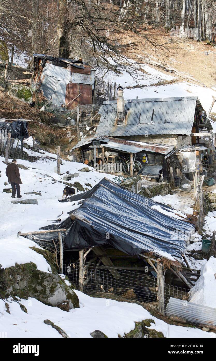 Das Bild, das am 5. Februar 2009 in Massat, Südwestfrankreich, aufgenommen wurde, zeigt das Haus von Xavier Fortin, einem Mann, der mit seinen Söhnen Okwari der jüngste und Shahi-Yena der älteste in verdarben Verhältnissen lebte. Das Draguignan-Gericht in Südfrankreich entschied, dass Xavier Fortin nach seiner Verhaftung am 30. Januar hinter Gittern bleiben sollte, nachdem er seine beiden Söhne ihrer Mutter im Jahr 1998, die jeweils 6 und 7 Jahre alt waren, nach einer gerichtlichen Quelle weggenommen hatte. Xavier Fortin wird am 17. März 2009 wegen Kindesentführung vor Gericht gestellt. Foto von Patrick Bernard/ABACAPRESS.COM Stockfoto