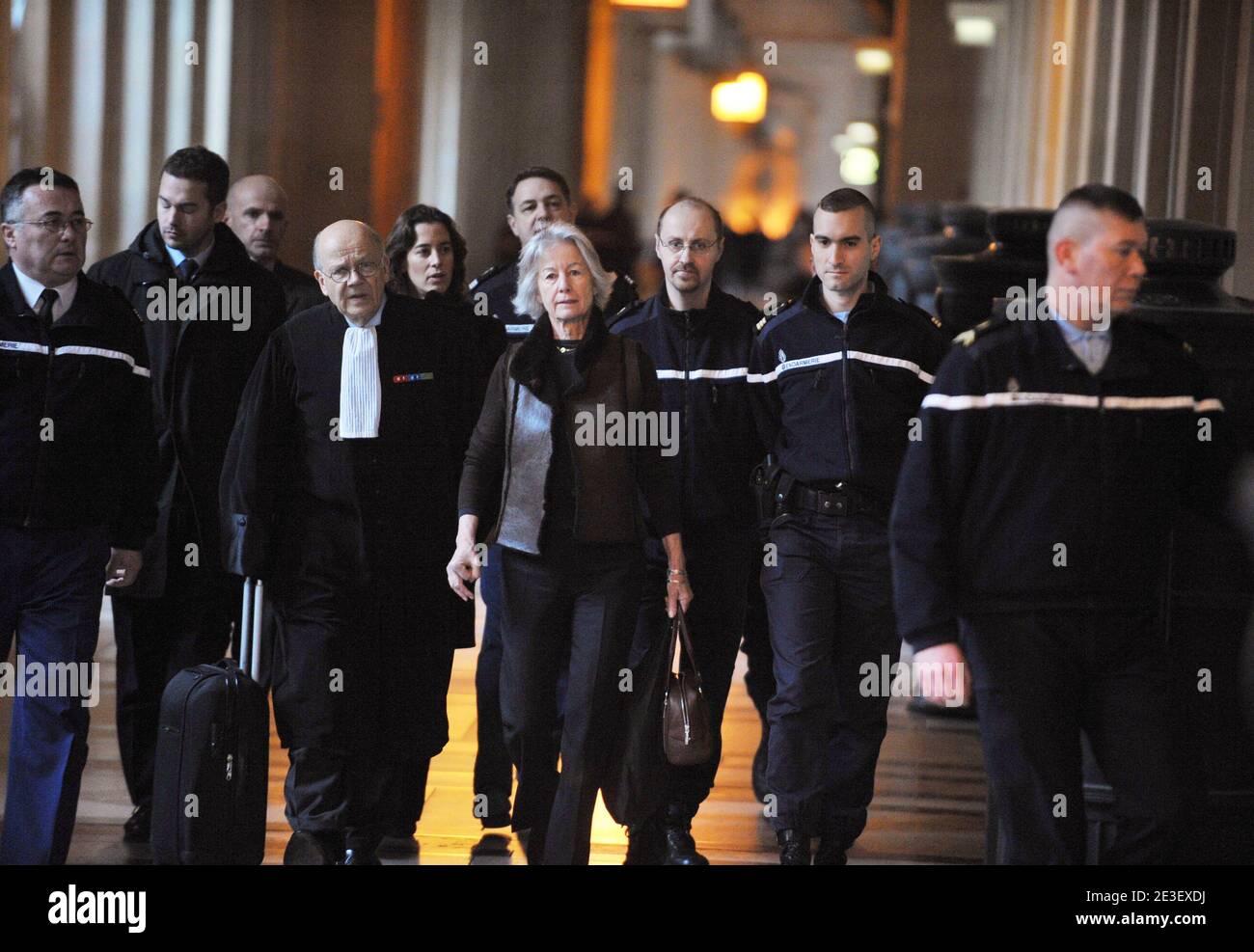 Dominique Erignac, Witwe des ehemaligen französischen Präfekten Claude Erignac, kommt mit ihrer Tochter und ihrem Anwalt Philippe Lemaire am 9. Februar 2009 in das Pariser Gerichtsgebäude, um am Prozess gegen Yvan Colonna in Paris teilzunehmen. Foto von Mousse/ABACAPRESS.COM Stockfoto