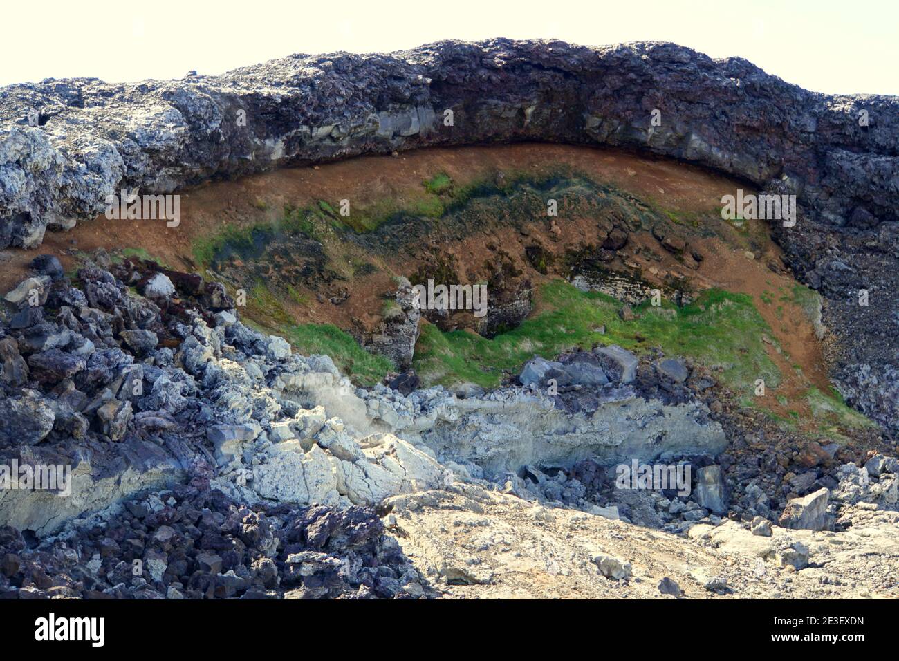 Die Überreste der letzten Vulkanausbrüche zwischen dem Jahr 1975 und 1984 im Krafla Lava Feld bei Myvatn, Island im Sommer Stockfoto