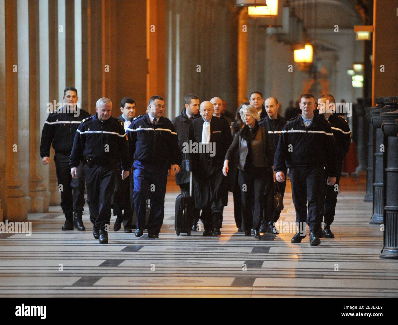 Dominique Erignac, Witwe des ehemaligen französischen Präfekten Claude Erignac, kommt mit ihrer Tochter und ihrem Anwalt Philippe Lemaire am 9. Februar 2009 in das Pariser Gerichtsgebäude, um am Prozess gegen Yvan Colonna in Paris teilzunehmen. Foto von Mousse/ABACAPRESS.COM Stockfoto