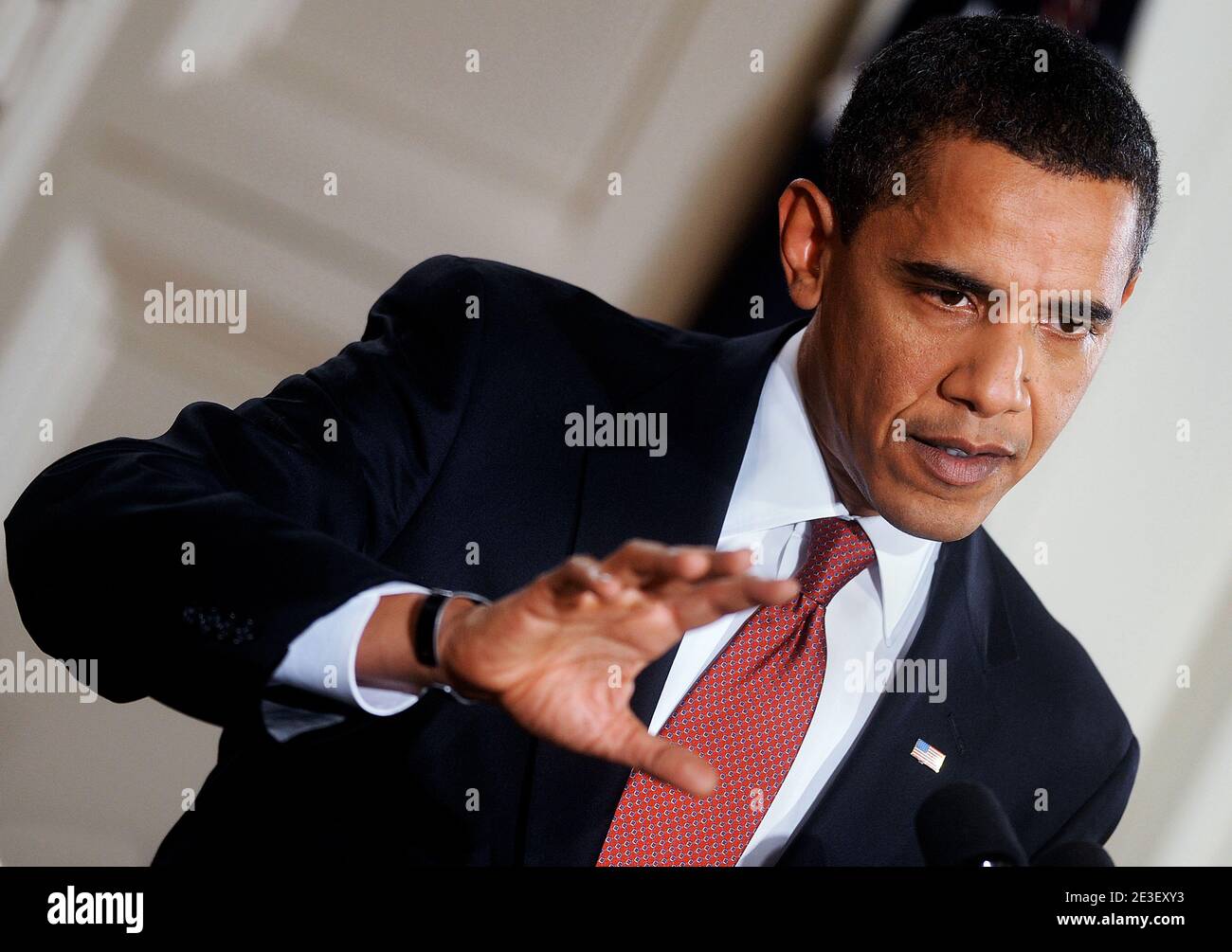 US-Präsident Barack Obama beantwortet Medienfragen während seiner ersten  Pressekonferenz zur Hauptsendezeit am 9. Februar 2009 im Ostsaal des Weißen  Hauses in Washington, DC, USA. Foto von Olivier DoulieryABACAPRESS.COM  Stockfotografie - Alamy