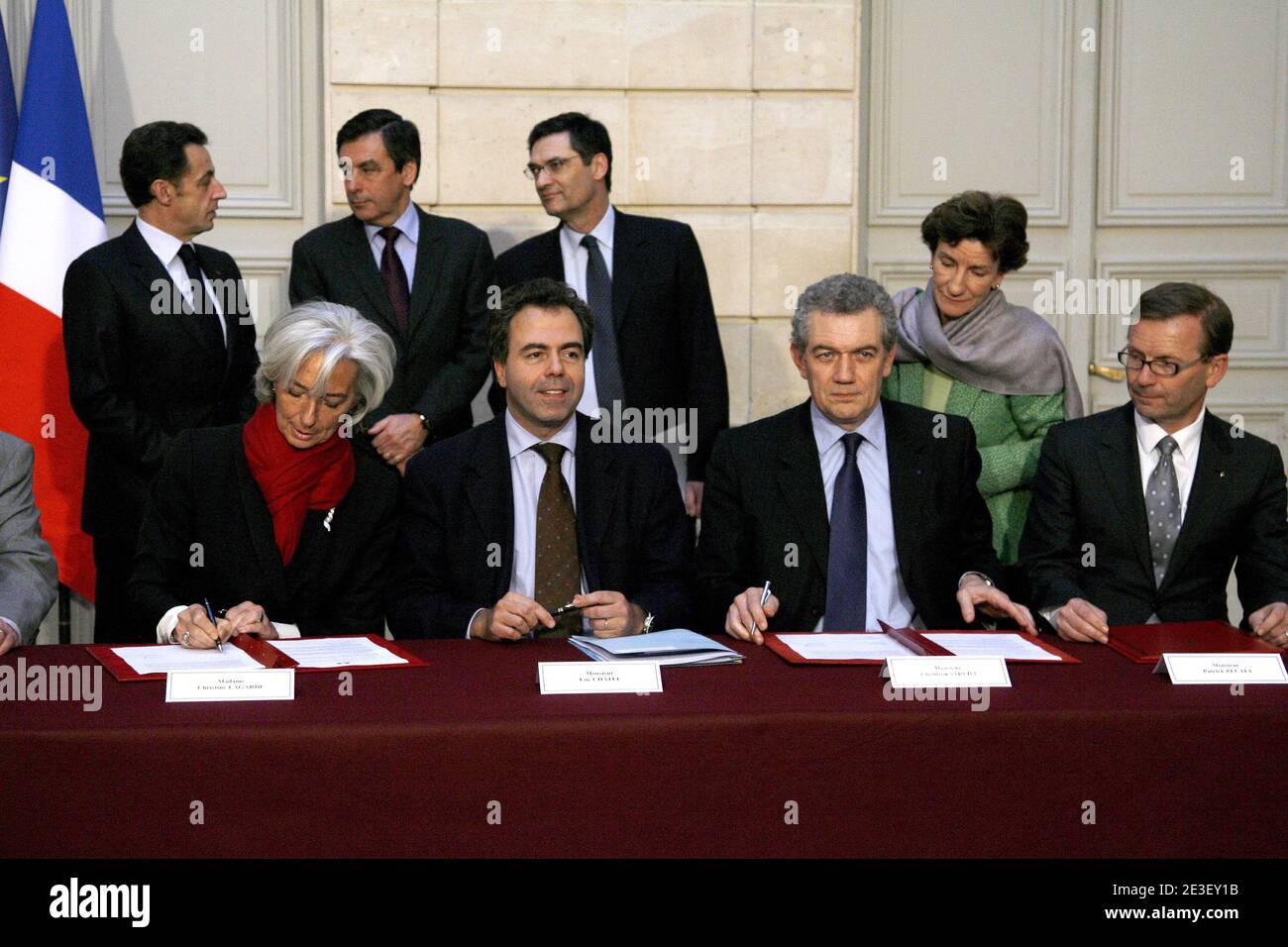 Die französische Wirtschaftsministerin Christine Lagarde, Juniorministerin für Industrie und Verbraucherschutz, Regierungssprecher Luc Chatel, CEO von PSA (PEUGEOT-CITROEN) Christian Streiff, Renault-Generaldirektor Patrick Pelata, Präsident Nicolas Sarkozy, Premierminister Francois Fillon und der für die Umsetzung des Konjunkturprogramms zuständige Minister Patrick Devedjian während der Unterzeichnung eines Abkommens mit französischen Automobilherstellern am 9. Februar 2009 im Elysée-Palast in Paris. Foto von Pierre Hounsfield/Pool/ABACAPRESS.COM Stockfoto