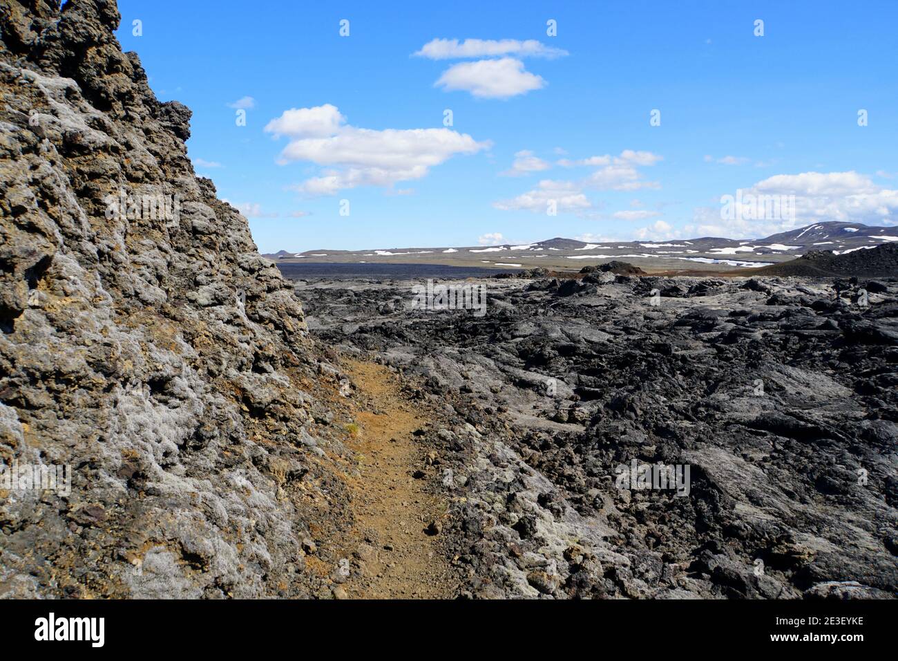 Der Weg auf den Überresten der letzten Vulkanausbrüche zwischen dem Jahr 1975 und 1984 auf Krafla Lava Feld in der Nähe von Myvatn, Island im Sommer Stockfoto