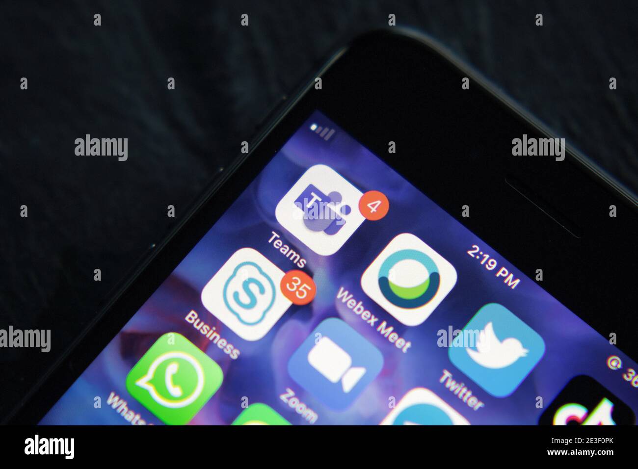 Microsoft Teams ist eine einheitliche Kommunikations- und Collaboration-Plattform, die persistenten Chat am Arbeitsplatz, Video-Meetings Kanada und Alberta kombiniert. Stockfoto