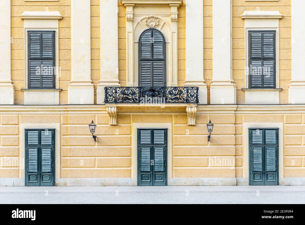 WIEN, ÖSTERREICH - 23. JULI 2019: Schloss Schönbrunn - Deutsch: Schloss Schönbrunn. Architektonisches Detail der gelben Fassade Stockfoto