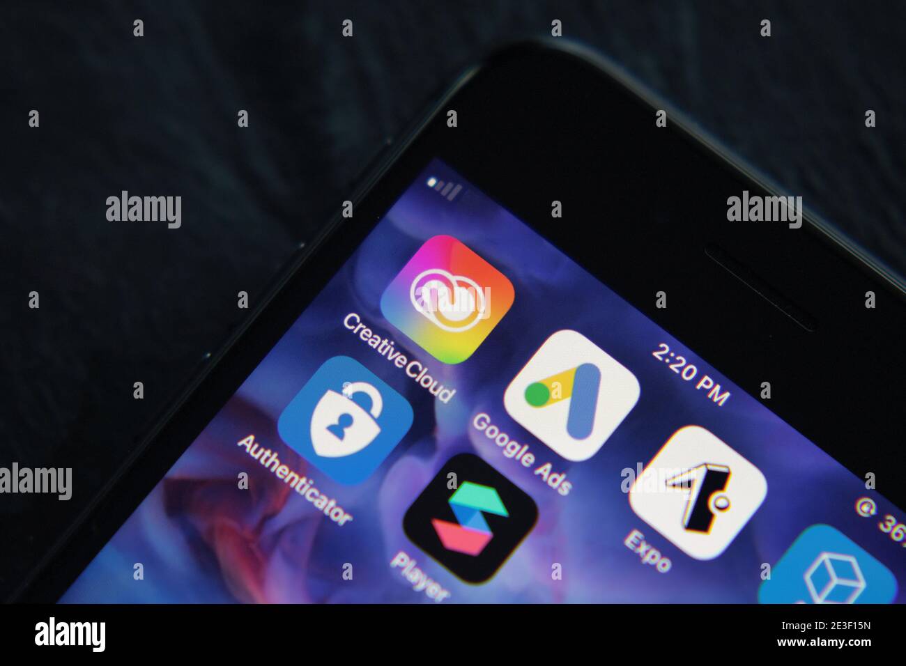 Das Smartphone mit dem Adobe Creative Cloud-Logo ist ein Dienst von Adobe Systems, der Benutzern Zugriff auf Software bietet. Kanada, Alberta. Januar 18, 2021 Stockfoto