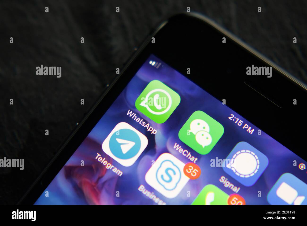 WhatsApp Mobile App Icon ist auf einem Smartphone zu sehen. WhatsApp ist ein Microblogging- und Social-Networking-Dienst, auf dem Nutzer posten interagieren mit Nachrichten Stockfoto
