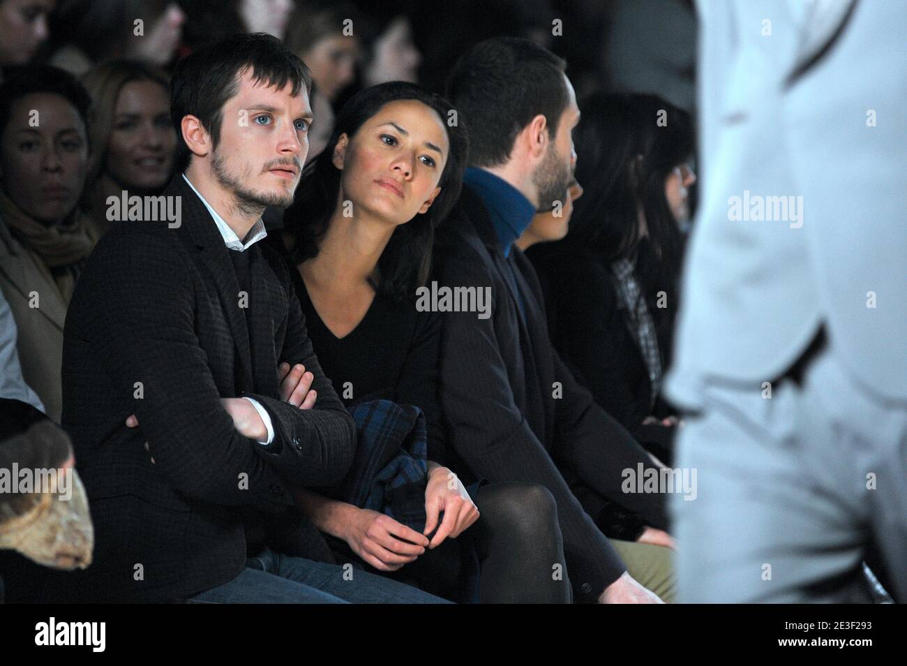 Schauspieler Elijah Wood und Freundin Pamela Racine sitzen am 13. Februar 2009 in der ersten Reihe bei der Rag & Bone Show während der Mercedes Benz Fashion Week Herbst 2009 im Bryant Park in New York City, USA. Foto von Gregorio Binuya/ABACAPRESS.COM Stockfoto