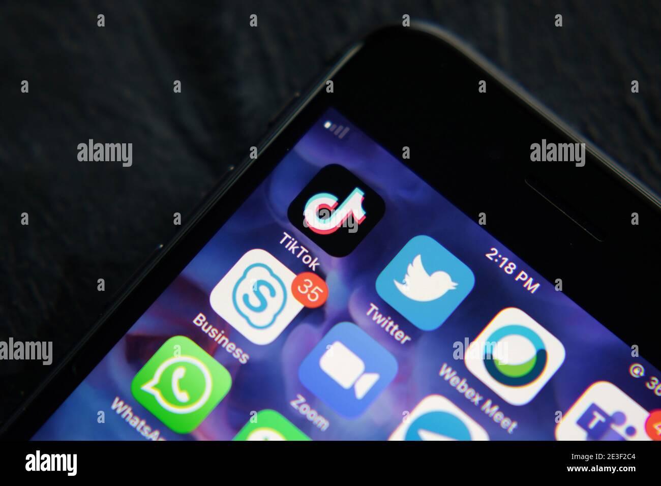 Smartphone mit TIK TOK-Logo, das ein beliebtes soziales Netzwerk im Internet ist. Kanada, Alberta 18. Januar 2021 Stockfoto