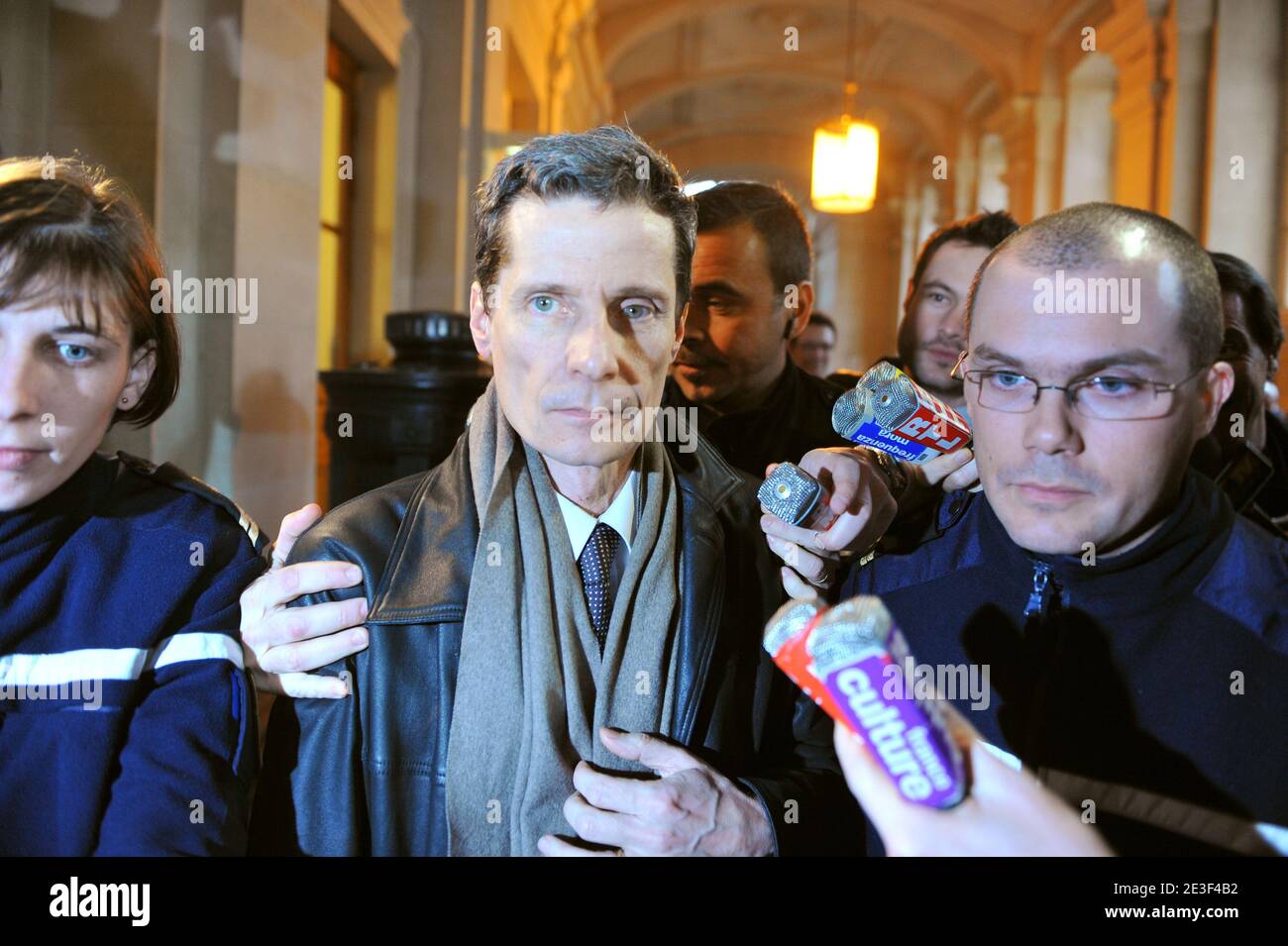 Der Zeuge und französische Polizist Didier Vinolas spricht mit der Presse, als er das Pariser Gerichtsgebäude verlässt, nachdem er während des Prozesses gegen Yvan Colonna in Paris, Frankreich, am 17. Februar 2009 wegen der Ermordung des korsischen Präfekten Claude Erignac im Jahr 1998 vernommen wurde. Das Berufungsverfahren fordert eine neue Untersuchung nach der Veröffentlichung neuer Informationen von Vinolas. Foto von Mousse/ABACAPRESS.COM Stockfoto