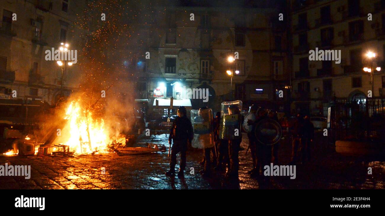 Neapel, Italien. Januar 2021. Rione Sanità Bezirk des historischen Zentrums von Neapel: Polizei intervenierte in Aufruhr Gang zu verhindern, dass die "Cippo", die traditionelle Lagerfeuer, die, wie üblich, die Kinder der Bezirke von Neapel 'set Feuer', um das Fest von Sant ' Antonio Abbate zu feiern. Während der Feier erinnern sie sich an den Tod ihrer Freunde und singen die Lieder, die sie unsterblich machen werden. Es ist nur ein Bonfire, aber für die Kinder der Bezirke von Neapel ist es eine Frage der Ehre. (Foto: Pasquale Gargano/Pacific Press) Quelle: Pacific Press Media Production Corp./Alamy Live News Stockfoto