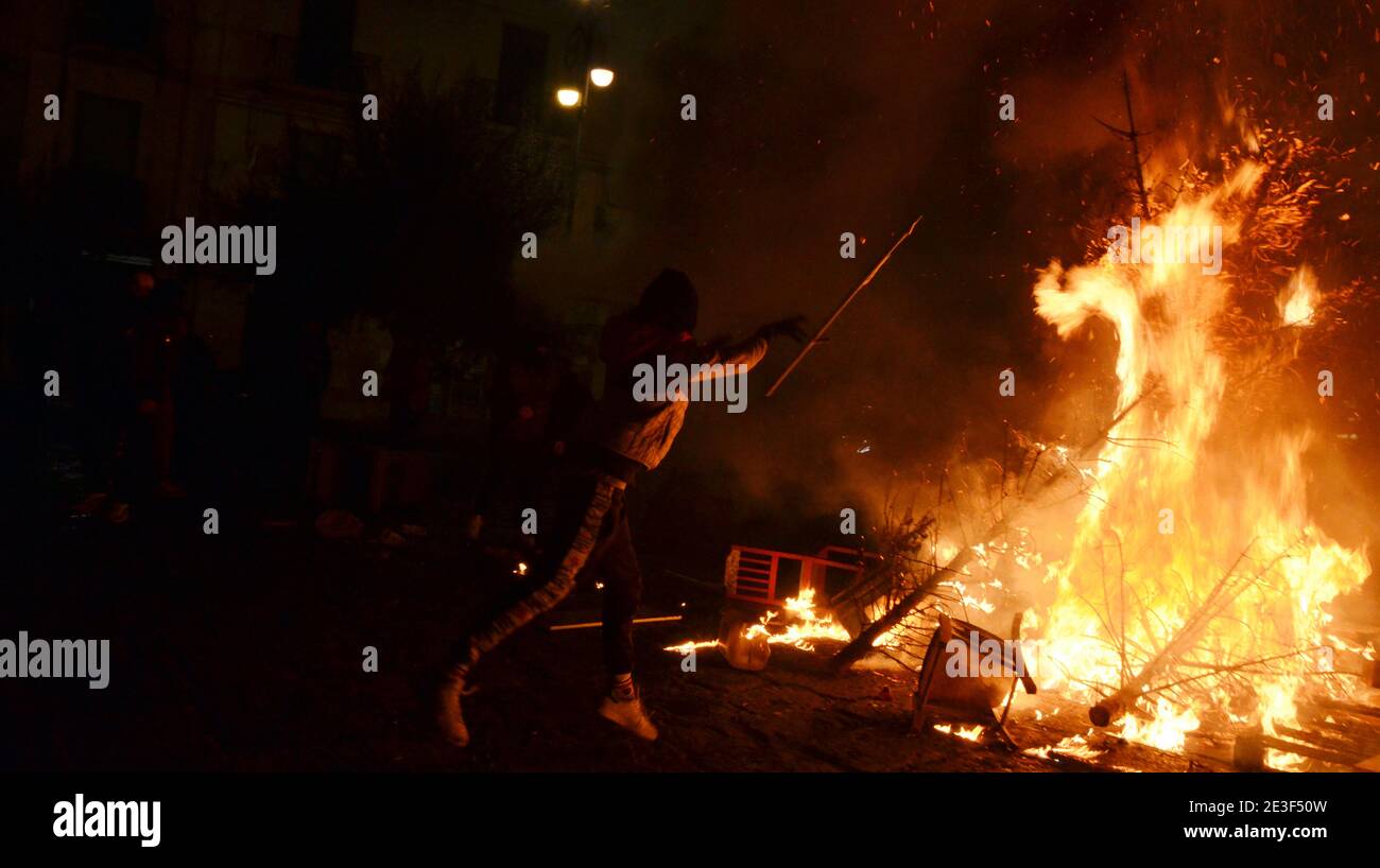 Neapel, Italien. Januar 2021. Rione Sanità Bezirk des historischen Zentrums von Neapel: Polizei intervenierte in Aufruhr Gang zu verhindern, dass die "Cippo", die traditionelle Lagerfeuer, die, wie üblich, die Kinder der Bezirke von Neapel 'set Feuer', um das Fest von Sant ' Antonio Abbate zu feiern. Während der Feier erinnern sie sich an den Tod ihrer Freunde und singen die Lieder, die sie unsterblich machen werden. Es ist nur ein Bonfire, aber für die Kinder der Bezirke von Neapel ist es eine Frage der Ehre. (Foto: Pasquale Gargano/Pacific Press) Quelle: Pacific Press Media Production Corp./Alamy Live News Stockfoto