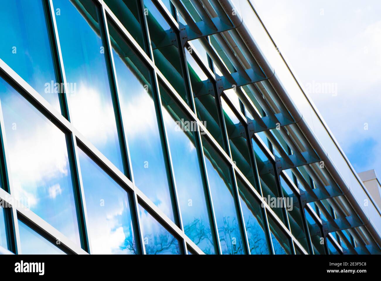 Modernes Bürogebäude aus Glas und Stahl mit Reflexionen im Fenster und abnehmenden Perspektiven. Stockfoto