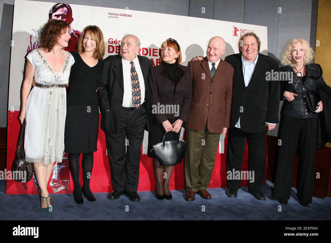 (L-R) Marie Bunel, Nathalie Baye, Claude Chabrol, Ex-Frau Stephane Audran, Michel Bouquet und Gerard Depardieu bei der Vorstellung von Claude Chabrols neuestem Film 'Bellamy', um Chabrols 50-jährige Karriere am 19. Februar 2009 im Park Hyatt Vendome Hotel in Paris zu feiern. Foto von Denis Guignebourg/ABACAPRESS.COM Ortsüberschrift 178921_003 Stockfoto