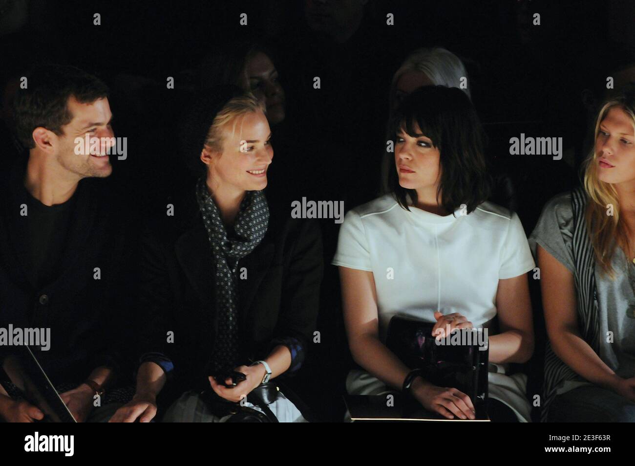 Joshua Jackson, Diane Kruger und Selma Blair in der ersten Reihe während der Tommy Hilfiger Herbst 2009 Kollektion, während der Mercedes Benz New York Fashion Week, die am 19. Februar 2009 in Bryant Park, New York, USA, stattfand. Foto von Graylock/ABACAPRESS.COM (im Bild: Joshua Jackson, Diane Kruger, Selma Blair) Stockfoto