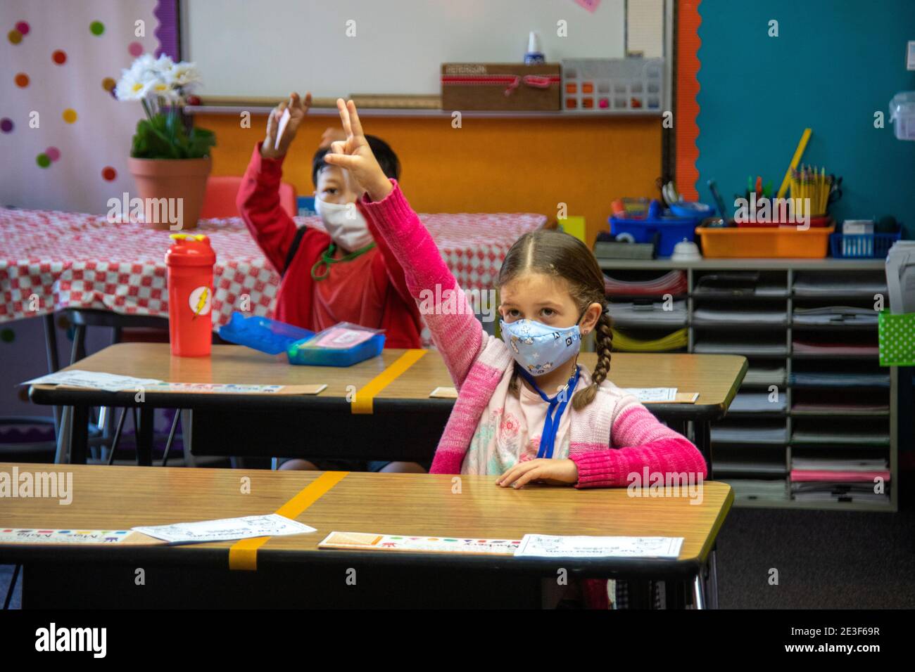 Mit Gesichtsmasken aufgrund der Coronavirus-Pandemie zählen Erstklässler in einem südkalifornischen e die Nummern der Klassenregeln an den Fingern Stockfoto