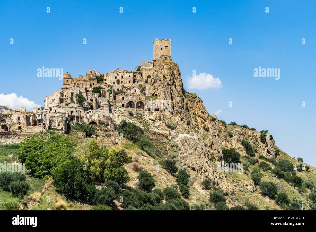 Blick auf Craco, eine Geisterstadt in der Region Basilicata, die aufgrund von Naturkatastrophen verlassen wurde und heute beliebtes Touristenziel, Italien Stockfoto