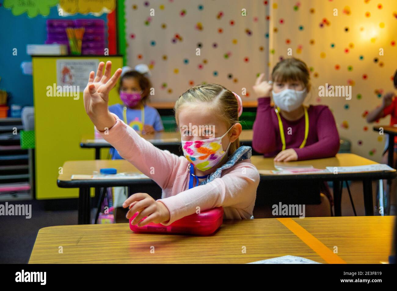 Mit Gesichtsmasken aufgrund der Coronavirus-Pandemie zählen Erstklässler in einem südkalifornischen e die Nummern der Klassenregeln an den Fingern Stockfoto
