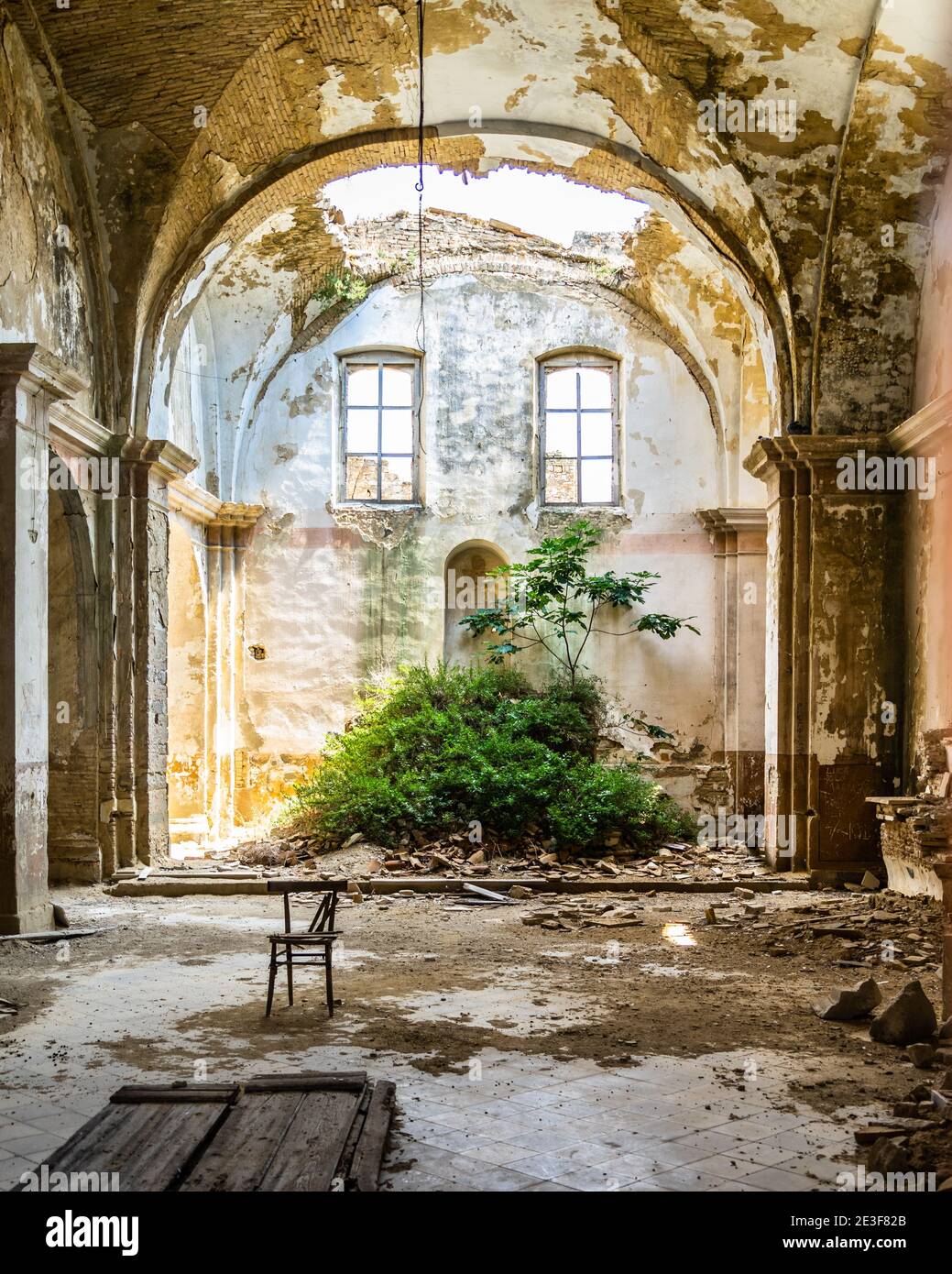 Das Innere einer verlassenen Kirche in Craco, einer Geisterstadt in der Region Basilicata, die aufgrund eines Erdrutsches verlassen wurde, Italien Stockfoto