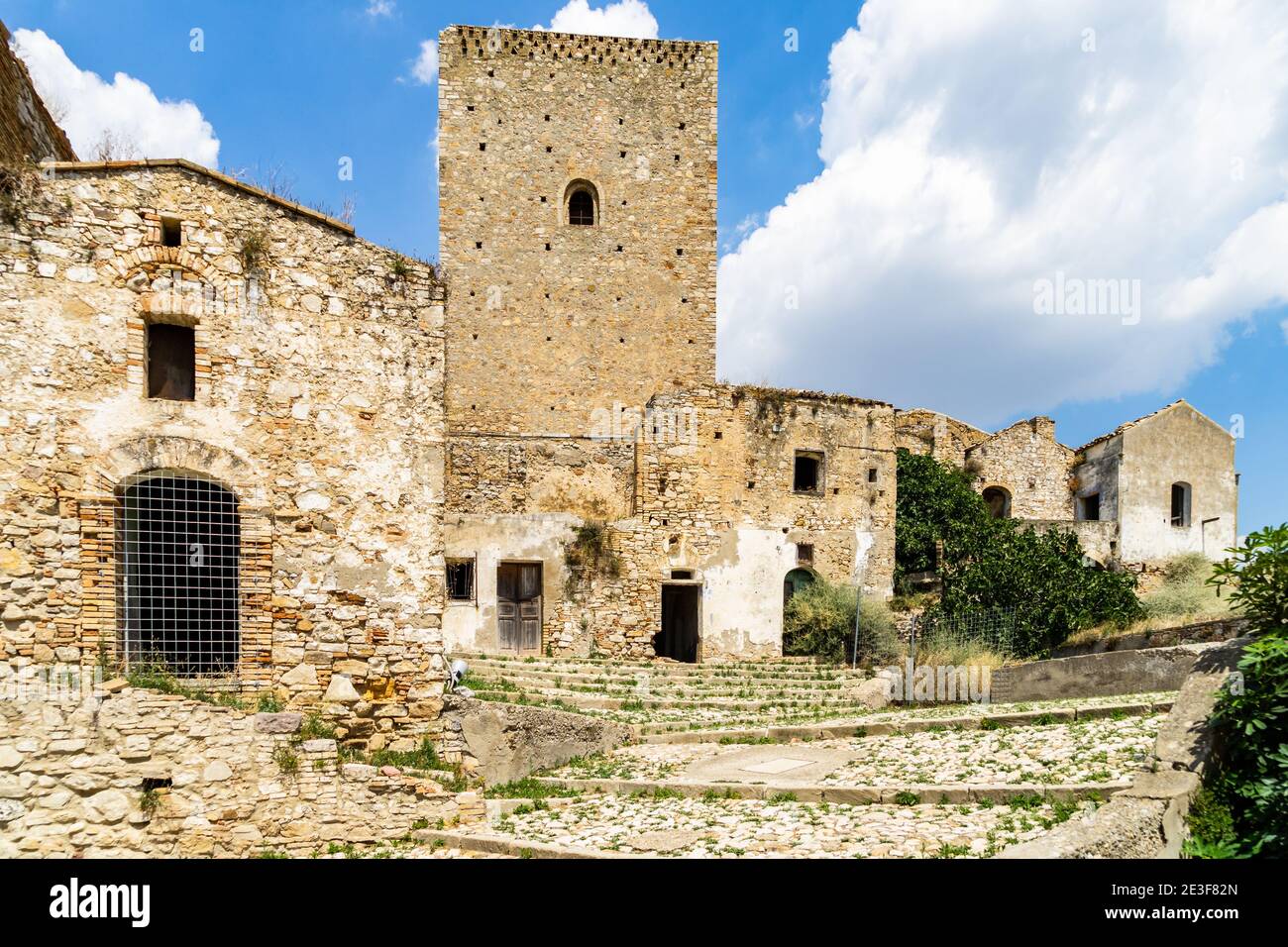Blick auf die verlassene Geisterstadt Craco, eine beliebte Touristenattraktion in der Region Basilicata und Drehort, Italien Stockfoto