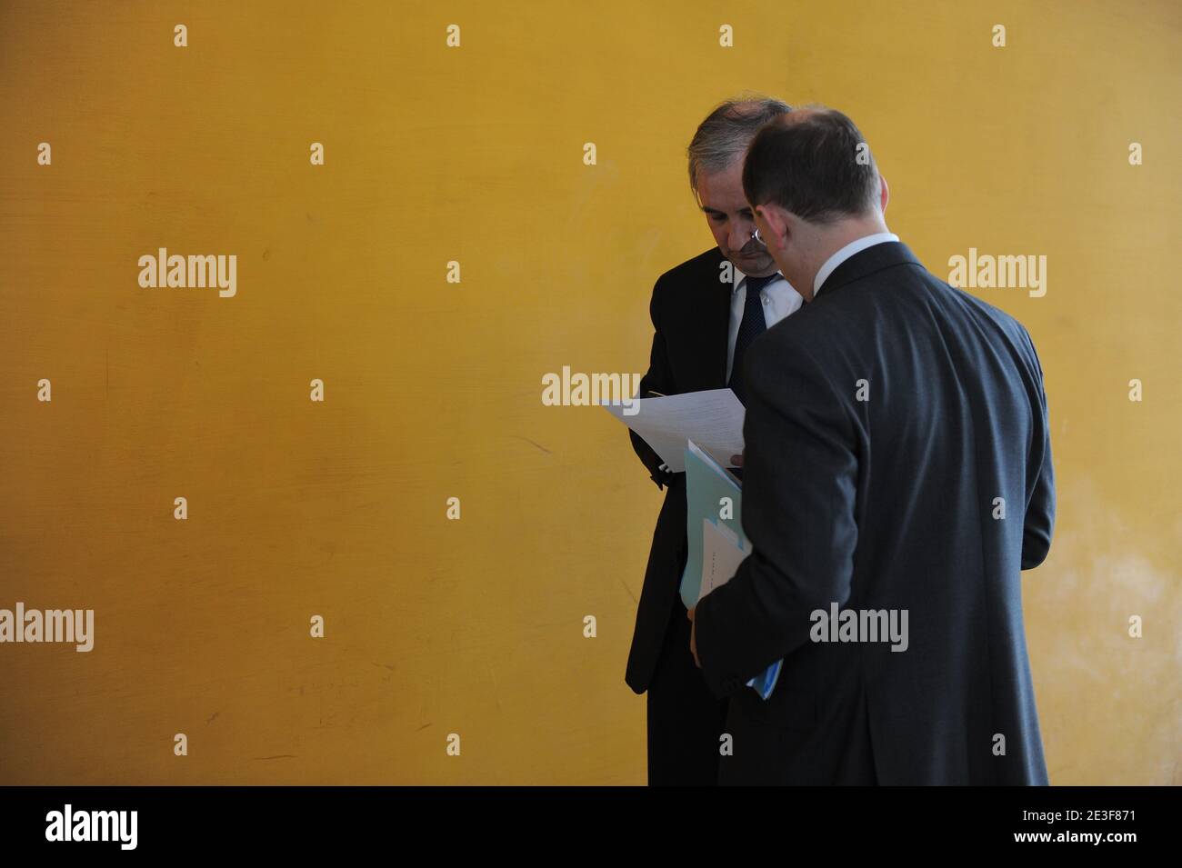 Der Generalsekretär der Elysee Francois Perol spricht mit dem