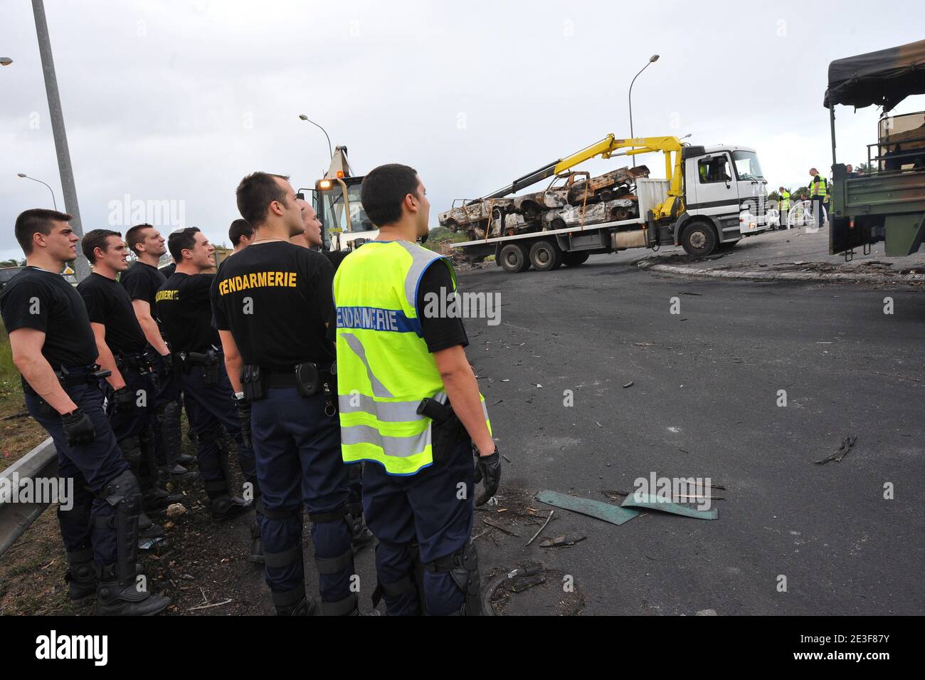Mission der Sicherheit von Französisch Gendarmen, entfernen sie die Überreste auf den Stopings auf N1 in der Nähe von Petit Bourg, Guadeloupe, Frankreich am 20. Februar 2009. Foto von Mousse/ABACAPRESS.COM Stockfoto
