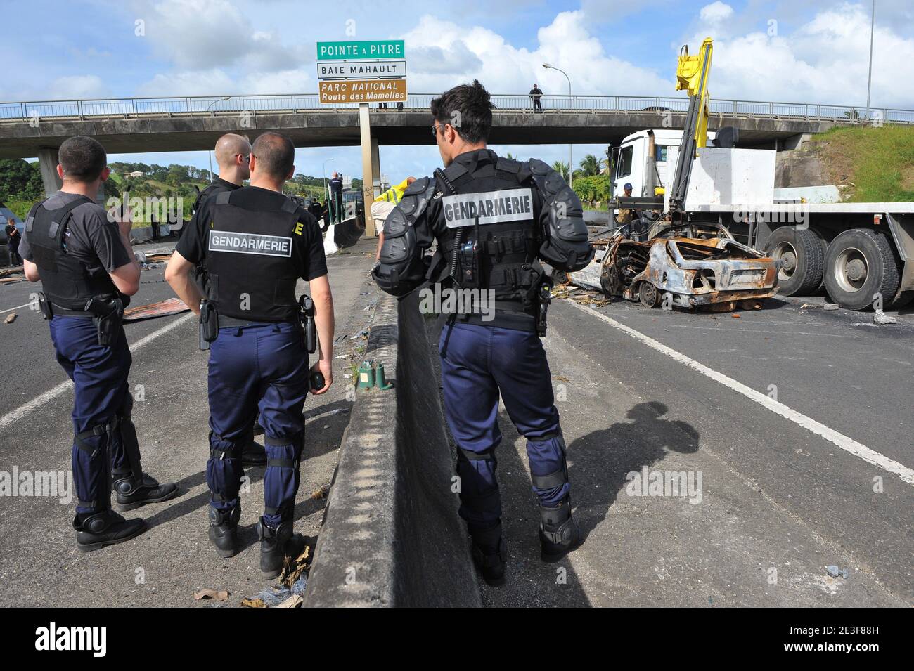 Mission der Sicherheit von Französisch Gendarmen, entfernen sie die Überreste auf den Stopings auf N1 in der Nähe von Petit Bourg, Guadeloupe, Frankreich am 20. Februar 2009. Foto von Mousse/ABACAPRESS.COM Stockfoto
