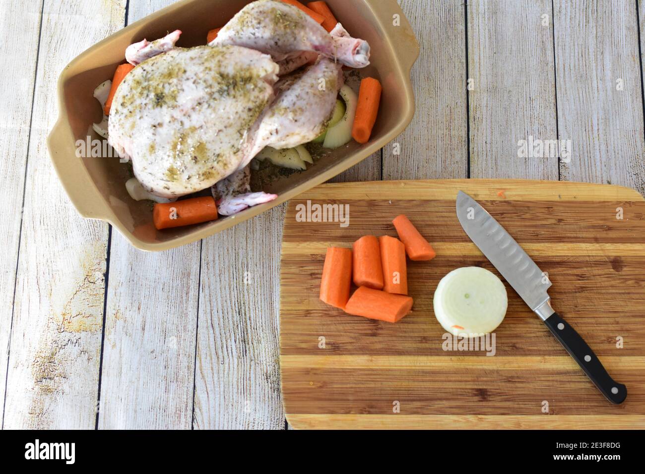 Frisches Brathähnchen mit Bio-gehackten Wurzelgemüse bereit für Backen im Ofen für Sonntag Familie Abendessen Stockfoto