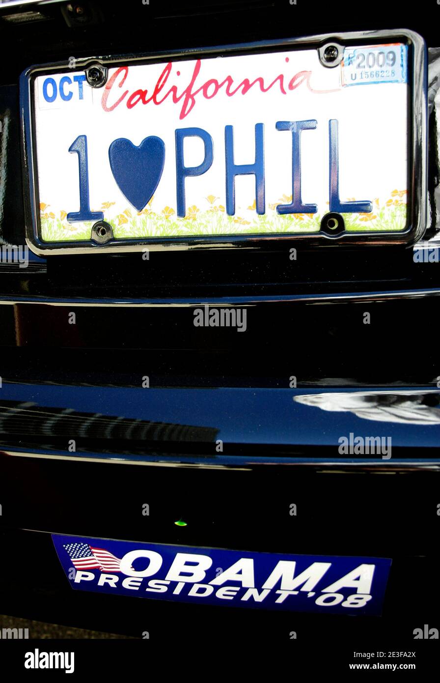 Oct 29, 2008 - Los Angeles, California, USA -PHIL SPECTORS Auto ist mit seinem personalisierten Nummernschild und einem Obama-Aufkleber ausgestattet, der geparkt ist, während er an den Eröffnungsstatements seines Wiederaufnahmeverfahrens für die tödliche Shooting-Schauspielerin von House of Blues VIP-Gastgeberin Lana Clarkson im Februar 2003 in seiner Alhambra-Villa teilnimmt. (Bild: © Jonathan Alcorn/ZUMA Press) Stockfoto