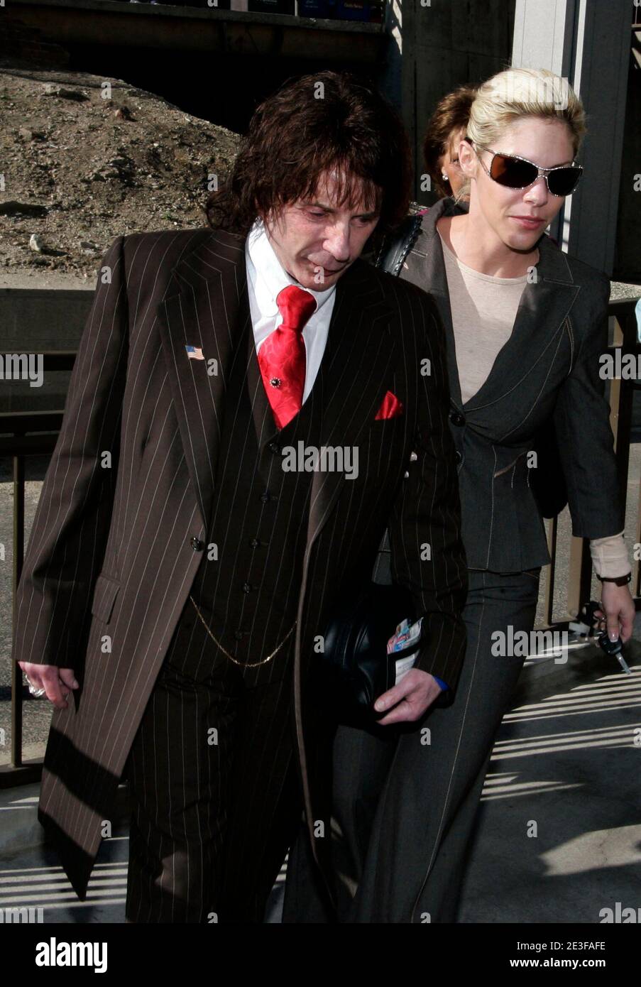 Los Angeles, Kalifornien, USA. März 2009. PHIL SPECTOR verlässt das Gebäude des Obersten Gerichtshofes von Los Angeles County, nachdem er einen weiteren Tag seines Mordes wegen Wiederverhandlung beendet hat. (Bild: © Jonathan Alcorn/ZUMA Press) Stockfoto