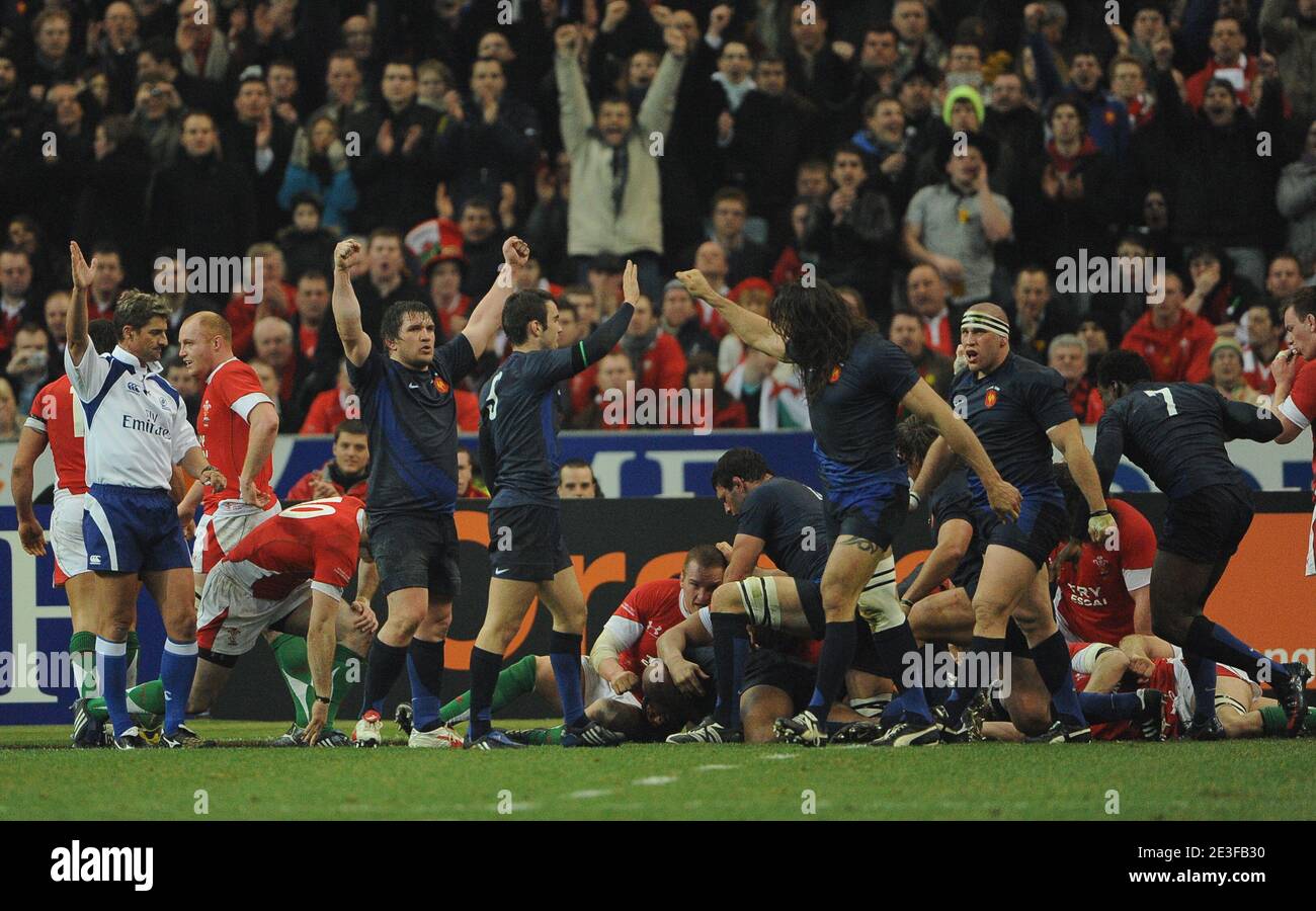 Frankreich Spieler feiern während der RBS Six Nations Championship 2009 Rugby Union, Frankreich gegen Wales bei der 'Stade de France' in Saint-Denis, Frankreich am 27. Februar 2009. Foto von Steeve McMay/Cameleon/ABACAPRESS.COM Stockfoto