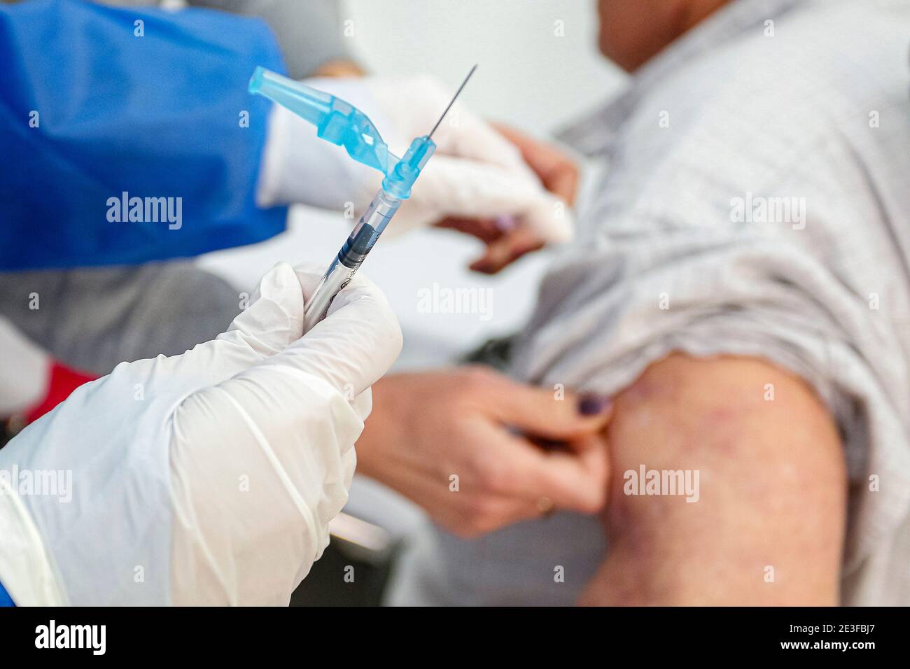 Murcia, Spanien. Dezember 2020. Pfizer-Impfstoff gegen Coronavirus während des Prozesses der ersten Impfdosis in Pflegeheimen.ABEL F. ROS /Alamy Stockfoto