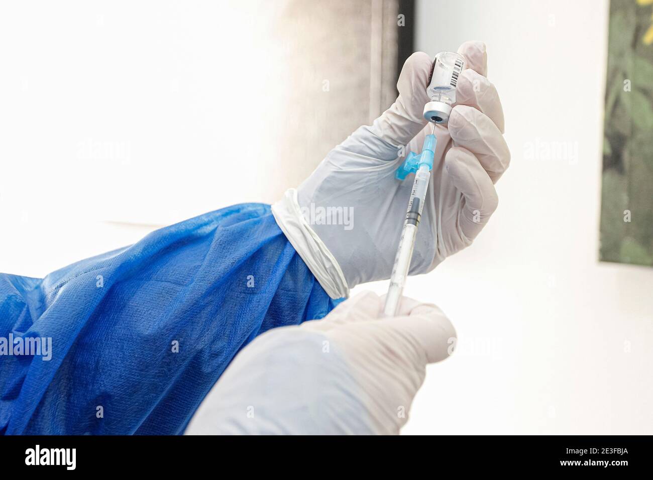 Murcia, Spanien. Dezember 2020. Pfizer-Impfstoff gegen Coronavirus während des Prozesses der ersten Impfdosis in Pflegeheimen.ABEL F. ROS /Alamy Stockfoto