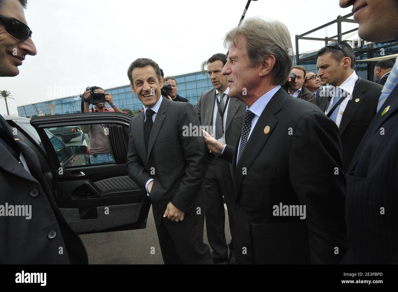 Der französische Präsident Nicolas Sarkozy flankierte am 2. März 2009 im ägyptischen Ferienort Sharm el-Sheikh, Ägypten, von Außenminister Bernard Kouchner nach der Eröffnung der internationalen Geberkonferenz zum Wiederaufbau des Gazastreifens. Sechs Wochen nachdem die Waffen um die palästinensische Enklave geschwiegen haben, sollen die Geber, die sich in Ägypten treffen, Milliarden Dollar für den Wiederaufbau des kriegszerstörten Gazastreifens versprechen. Foto von Elodie Gregoire/ABACAPRESS.COM Stockfoto