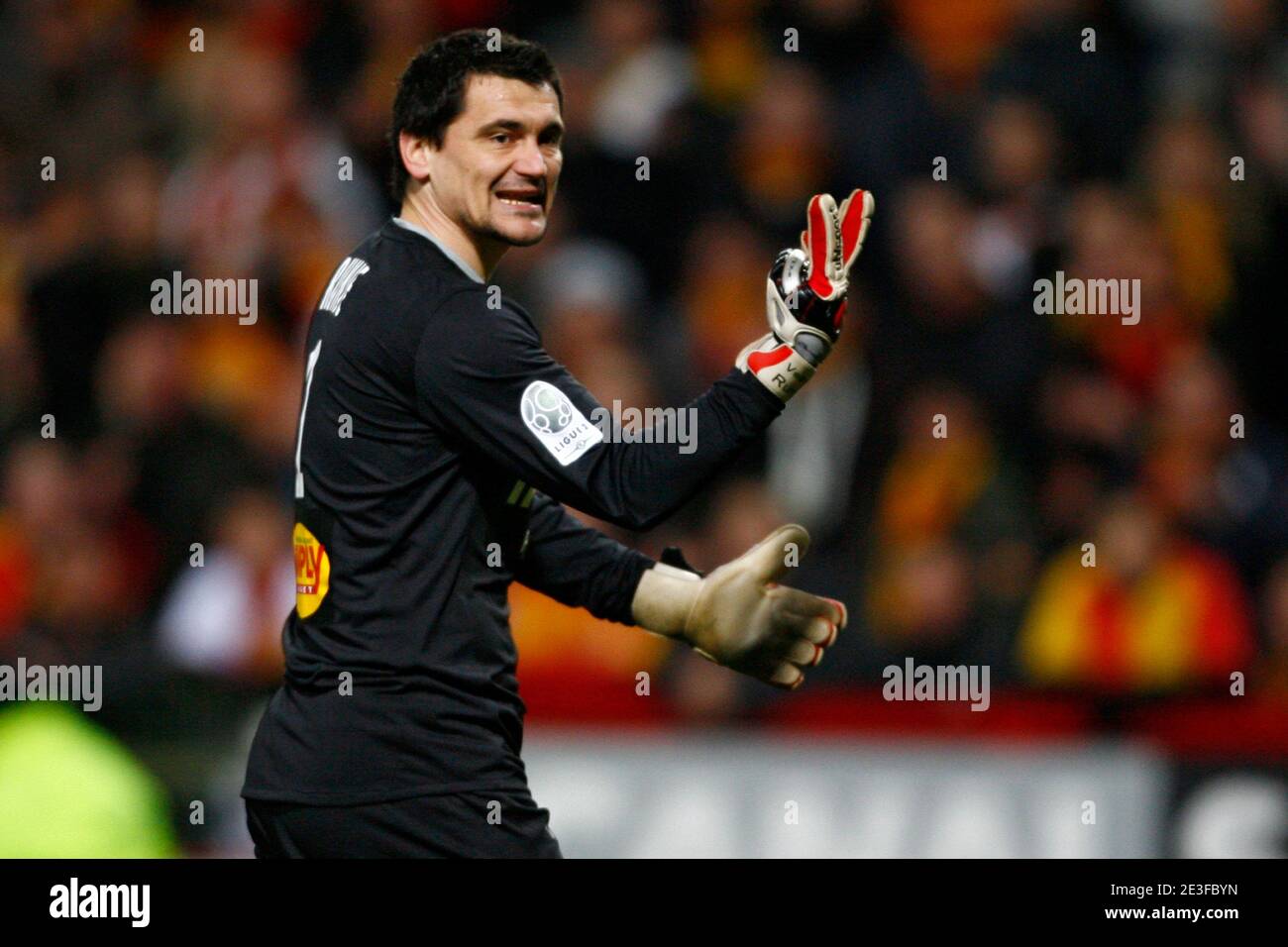 Lens' Torhüter Vedran Runje beim Fußballspiel der zweiten französischen Liga, TESTAC Troyes gegen Racing Club de Lens am 2. März 2009 im Felix Bollaert Stadion in Troyes, Frankreich. Das Spiel endete mit einem Unentschieden von 1-1. Foto von Mikael Libert/ABACAPRESS.COM Stockfoto