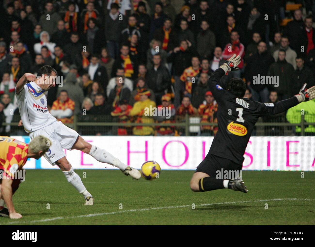 Lens' Torwart Vedran Runje rettet Troyes' Jerome Lafourcade beim französischen Fußballspiel Second League Soccer, TESTAC Troyes gegen Racing Club de Lens am 2. März 2009 im Felix Bollaert Stadion in Troyes, Frankreich. Das Spiel endete mit einem Unentschieden von 1-1. Foto von Stockfoto