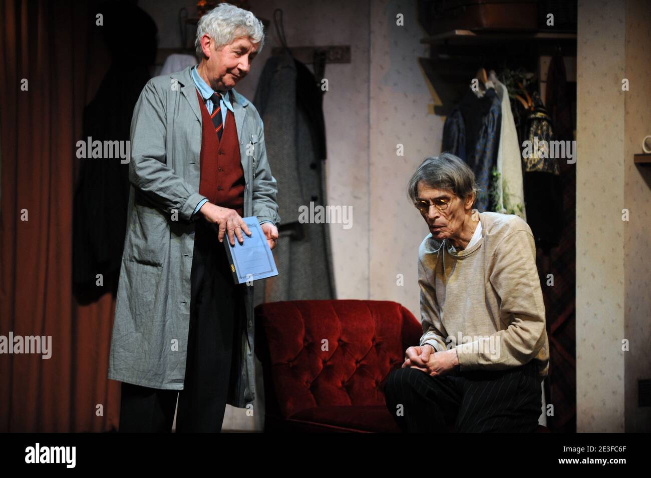 Claude Aufaure und Laurent Terzieff beim Vorhangaufruf des Stücks 'L'habilleur', inszeniert von Laurent Terzieff und geschrieben von Ronald Harwood am Theater Rive Gauche in Paris, Frankreich am 28. Februar 2009. Foto von Raymond Delalande/ABACAPRESS.COM Stockfoto