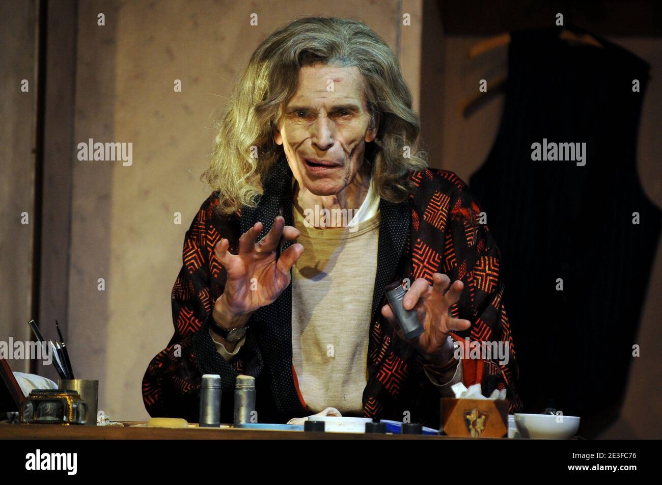 Laurent Terzieff beim Vorhangaufruf des Stücks 'L'habilleur', inszeniert von Laurent Terzieff und geschrieben von Ronald Harwood am Theater Rive Gauche in Paris, Frankreich am 28. Februar 2009. Foto von Raymond Delalande/ABACAPRESS.COM Stockfoto