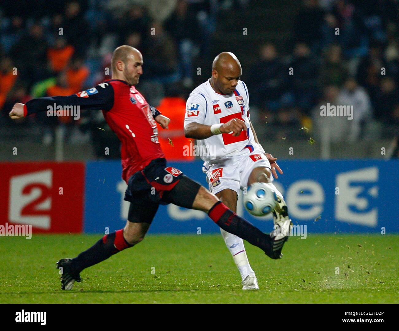 Robert Vittek von Lille und Jean-Alain Boumsong von Lyon beim Fußballspiel der französischen Pokalmeisterschaft, Lille OSC gegen Olympique Lyonnais am 4. März 2009 im Stadion Lille Metropole in Villeneuve d'Ascq, Frankreich. Lille gewann 3:2. Foto von Mikael Libert/ABACAPRESS.COM Stockfoto