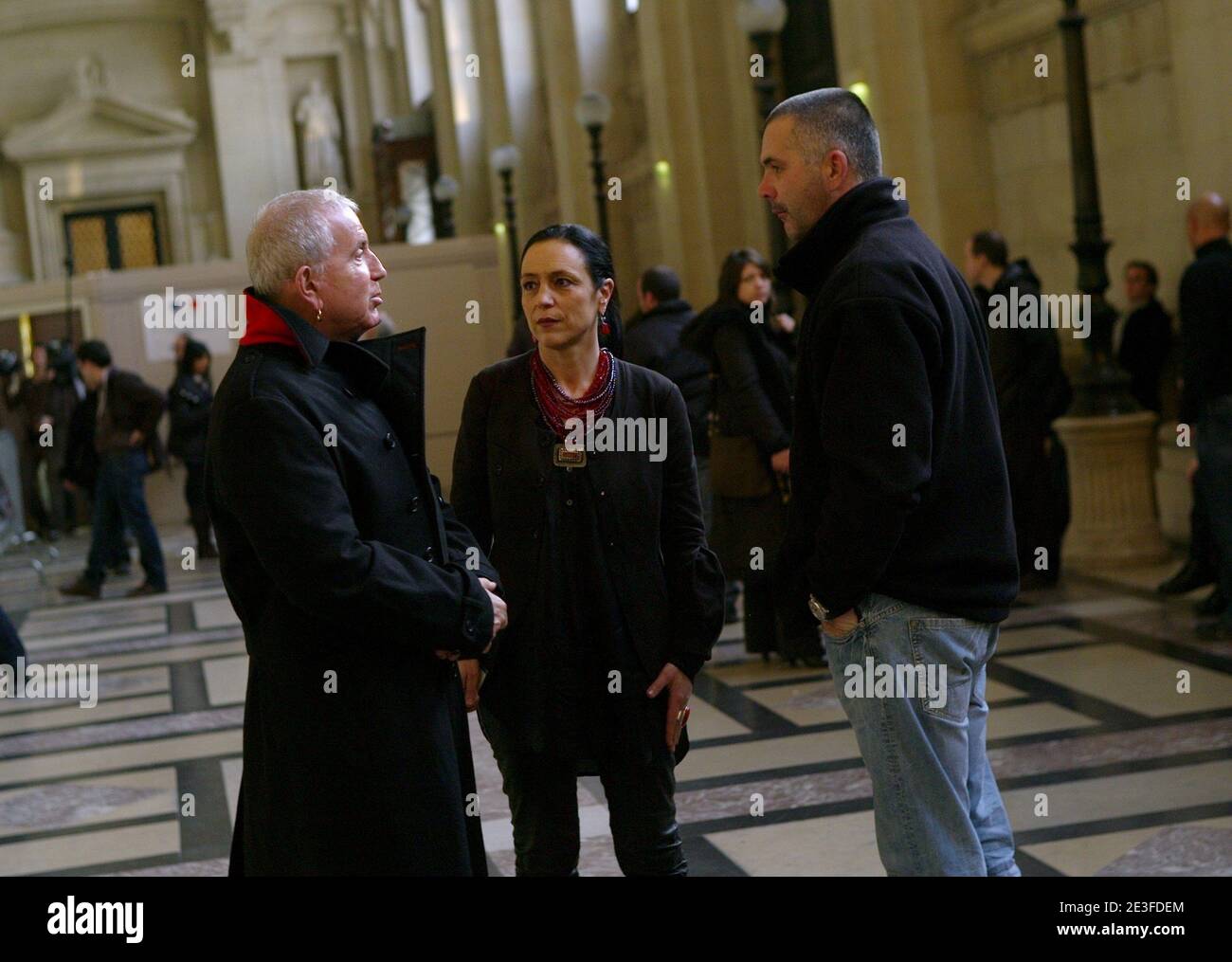 Der französische Sänger Bernard Lavilliers und Stephane Colonna, Bruder von Yvan Colonna, am 5. März 2009 im Pariser Gerichtsgebäude, um am Prozess von Yvan Colonna in Paris teilzunehmen. Foto von Mousse/ABACAPRESS.COM Stockfoto