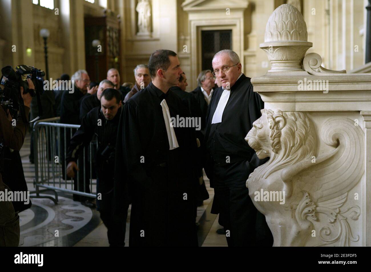 Yvan Colonna's Laywerer Gilles Simeoni und Antoine Sollacaro im Pariser Gerichtsgebäude, um am 5. März 2009 am Yvan Colonna-Prozess in Paris, Frankreich, teilzunehmen. Foto von Mousse/ABACAPRESS.COM Stockfoto