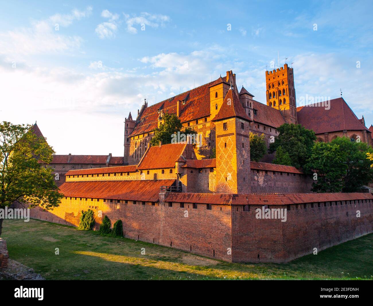 Das hohe Schloss mit der Kirche der Seligen Jungfrau Maria, Blick von Süd-West, Malbork, Polen Stockfoto