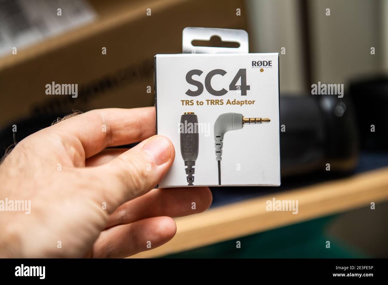 Paris, Frankreich - 21. Feb 2019: POV-Handhalter mit neuem Rode SC4 TRS-TRRS-Adapter für Mikrofoneingang Stockfoto