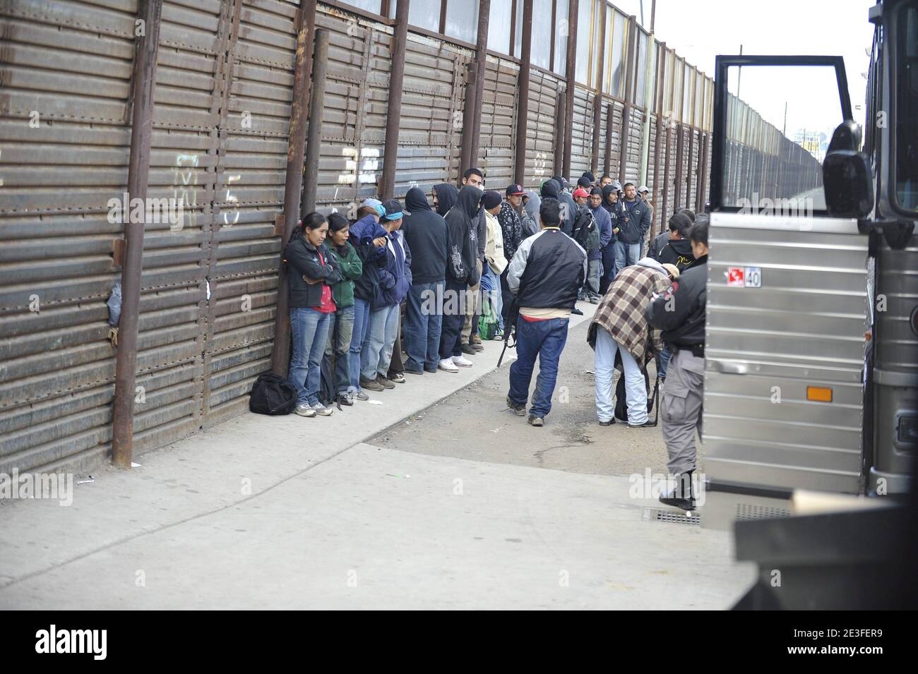 Mexikanische Migranten warten am 6. März 2009 am Grenzübergang von Tijuana nach San Ysidro, Mexiko. Dieser Grenzübergang von Tijuana, Mexiko nach San Ysidro, Kalifornien, USA, ist der weltweit verkehrsreichste Grenzübergang. Foto von Gregoire Elodie/ABACAPRESS.COM Stockfoto