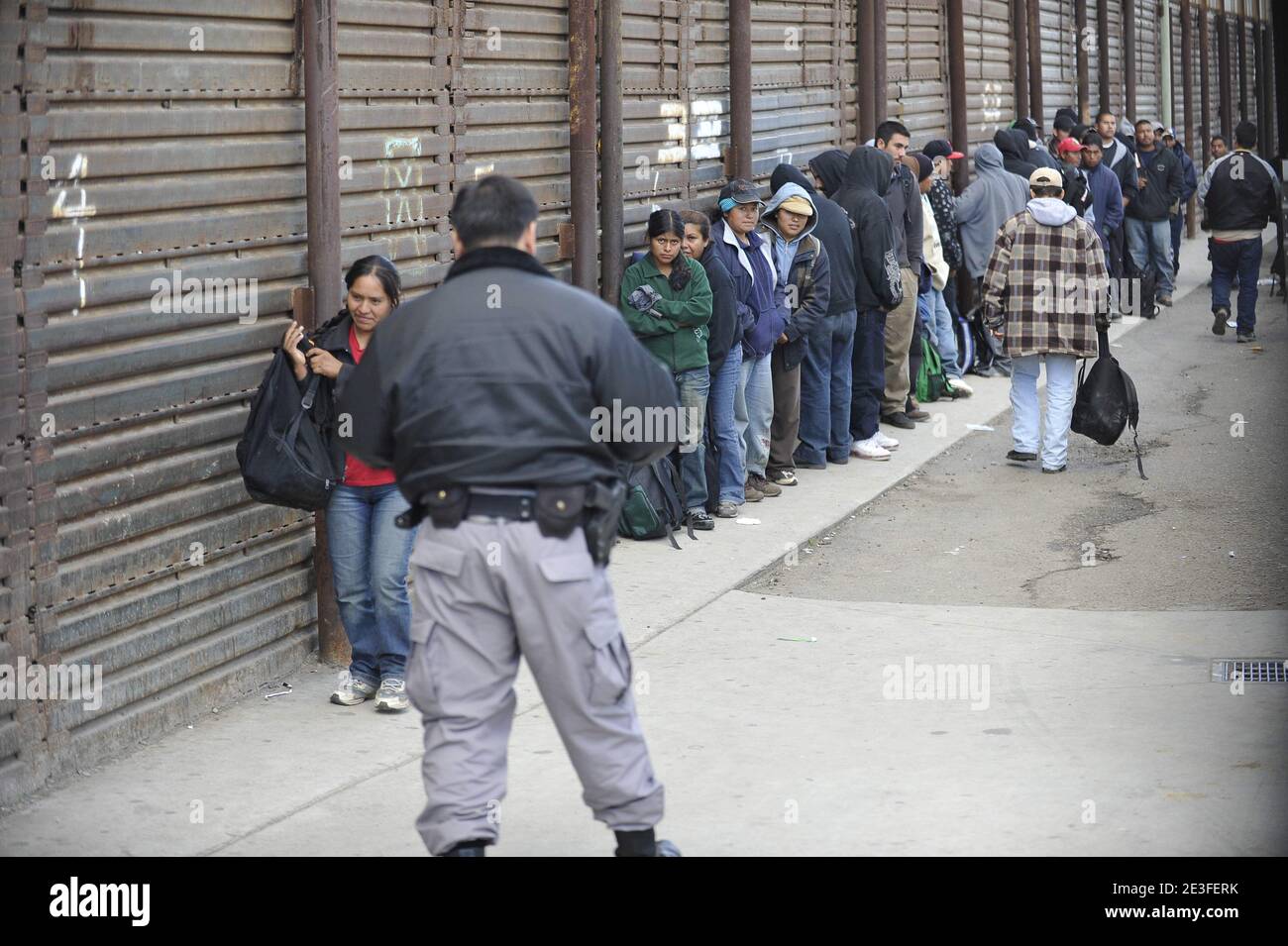 Mexikanische Migranten warten am 6. März 2009 am Grenzübergang von Tijuana nach San Ysidro, Mexiko. Dieser Grenzübergang von Tijuana, Mexiko nach San Ysidro, Kalifornien, USA, ist der weltweit verkehrsreichste Grenzübergang. Foto von Gregoire Elodie/ABACAPRESS.COM Stockfoto