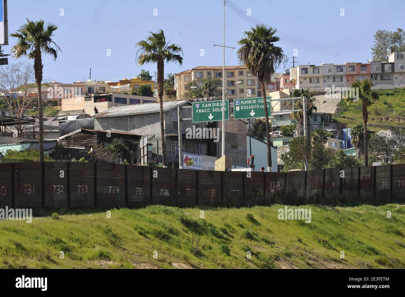 Blick auf einen Teil der Grenzmauer steht entlang der USA-Mexiko am Grenzübergang von Tijuana nach San Ysidro, Mexiko am 6. März 2009. Dieser Grenzübergang von Tijuana, Mexiko nach San Ysidro, Kalifornien, USA, ist der weltweit verkehrsreichste Grenzübergang. Foto von Gregoire Elodie/ABACAPRESS.COM Stockfoto