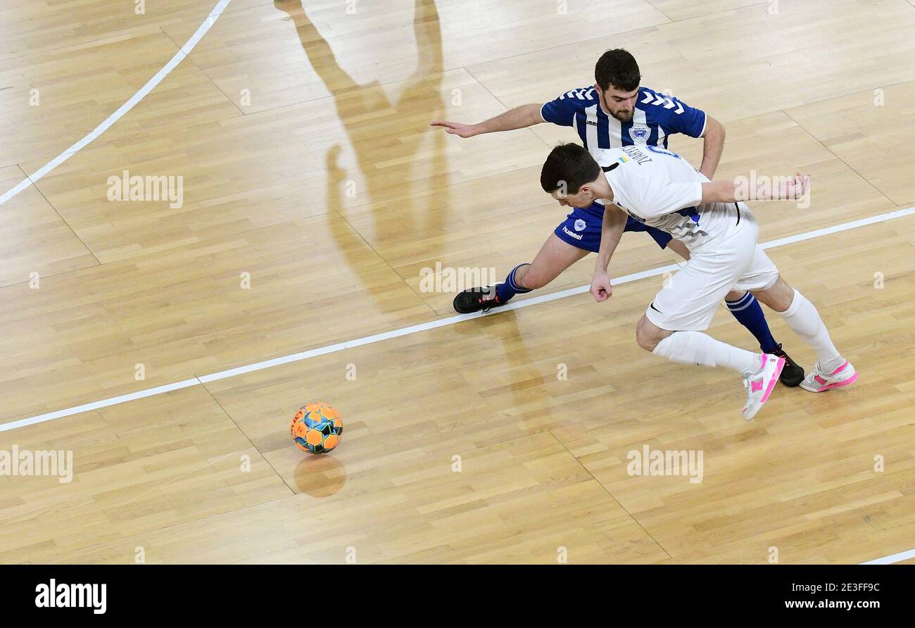 Nicht exklusiv: SAPORISCHSCHSCHJA, UKRAINE - 16. JANUAR 2021 - Verteidiger Mykhailo Zwarych (L) von MFC Cherson wird in Aktion mit einem Spieler von KMF Shkupi 1 gesehen Stockfoto