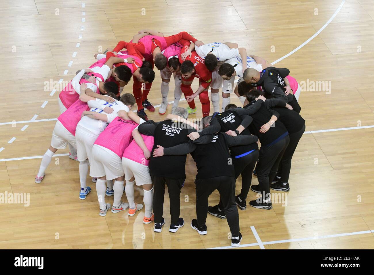 Nicht exklusiv: ZAPORIZHZHIA, UKRAINE - 16. JANUAR 2021 - die Spieler des MFC Cherson und ihre Trainer stehen während der UEFA Futsal Champions im Kreis Stockfoto